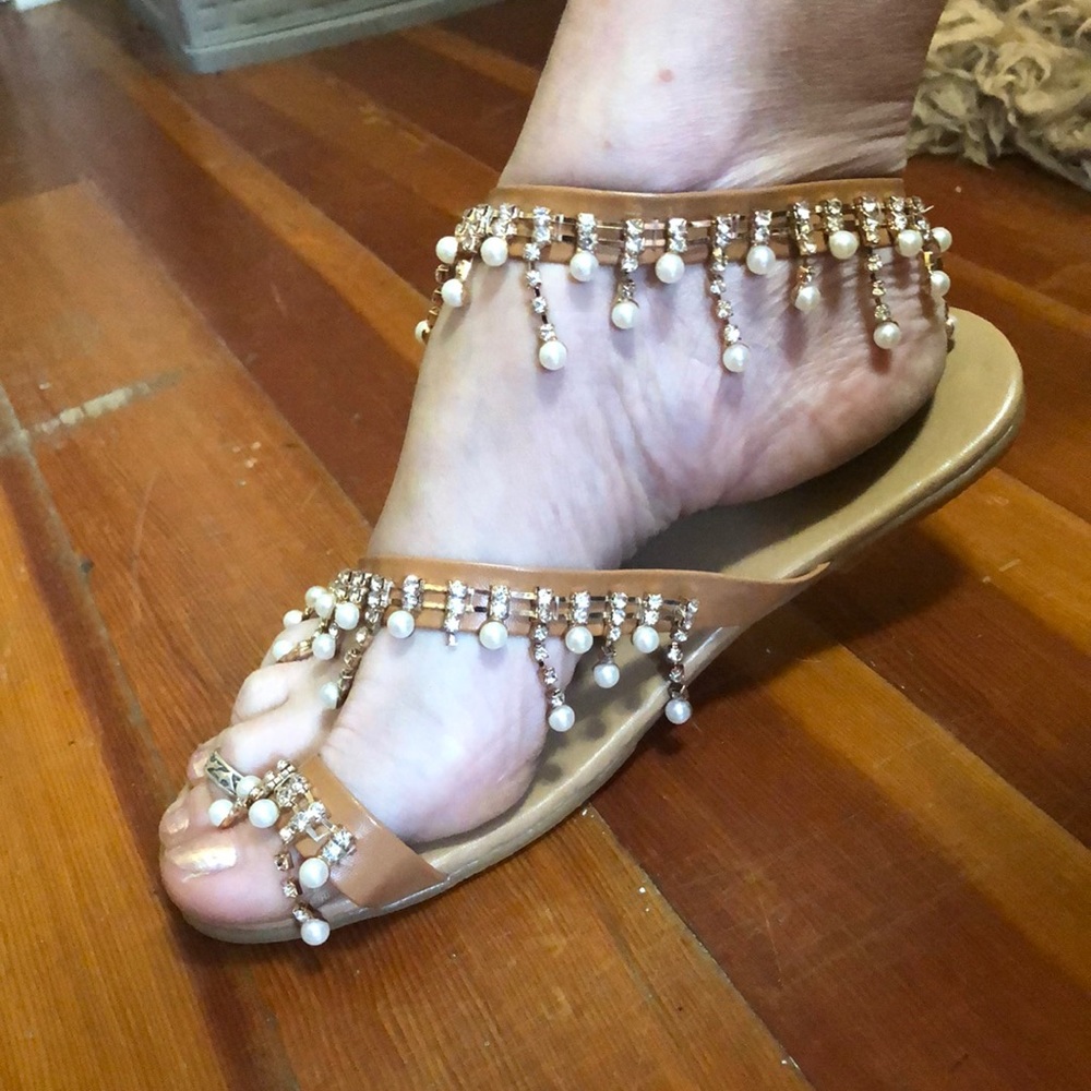 Brown dazzled sandals!